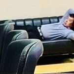 パチンコ店にて仮眠する馬鹿議員